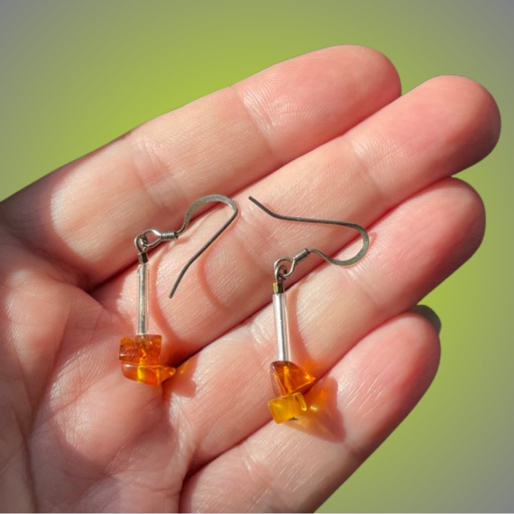 Vintage silver metal & amber chip dangle earrings GLOWS